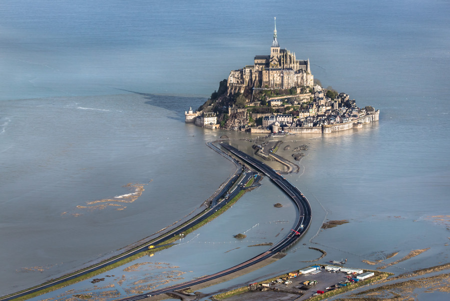 Une lame sur l’eau mène au pied du Mont-Saint-Michel  - Batiweb